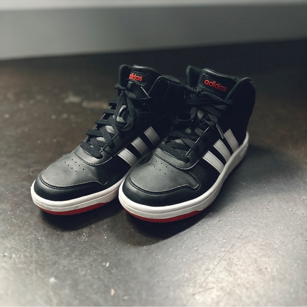 Boys 5 mid Hoops red bottom